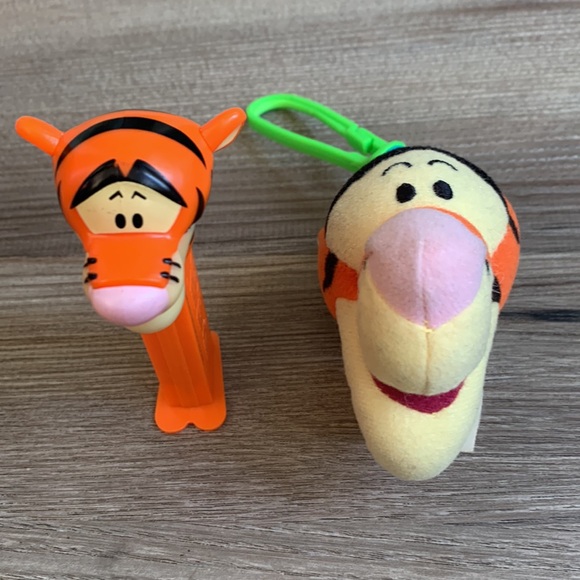 Winnie the Pooh Tigger Plush Clip on & Pez Dispenser Collectible Toy - Picture 7 of 7